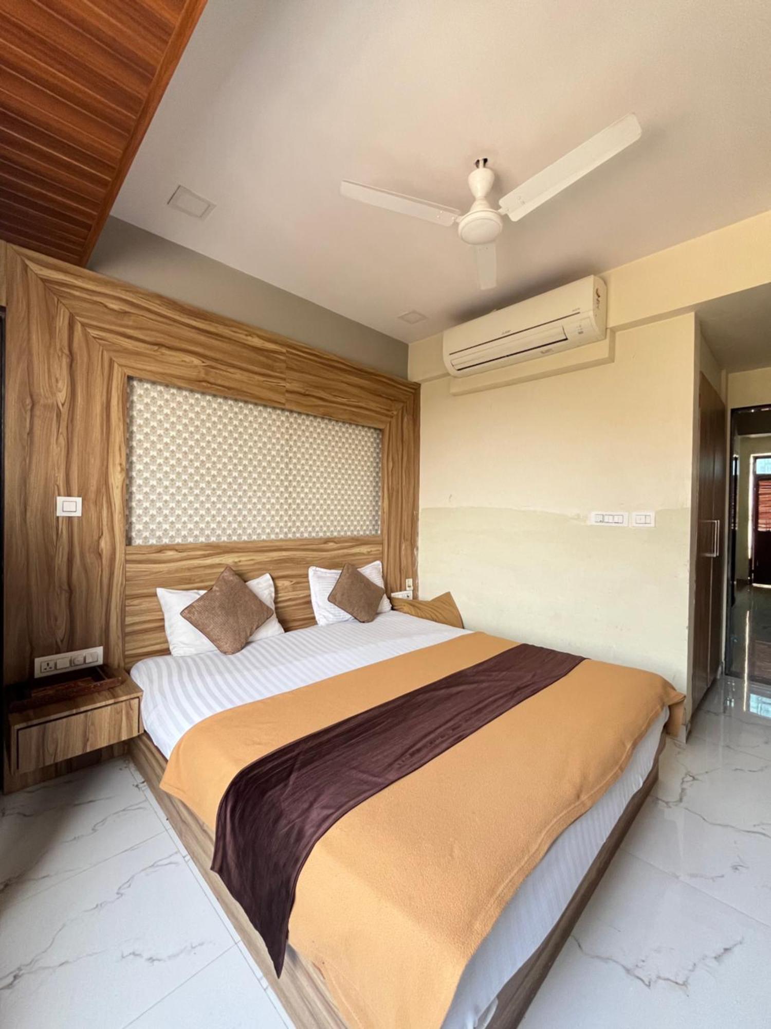 Bansuri Hotel - Opposite Shreenathji Temple Just80Mtr Walk L 1Min Away 966O9O1Oo6 Nathdwara Exterior photo